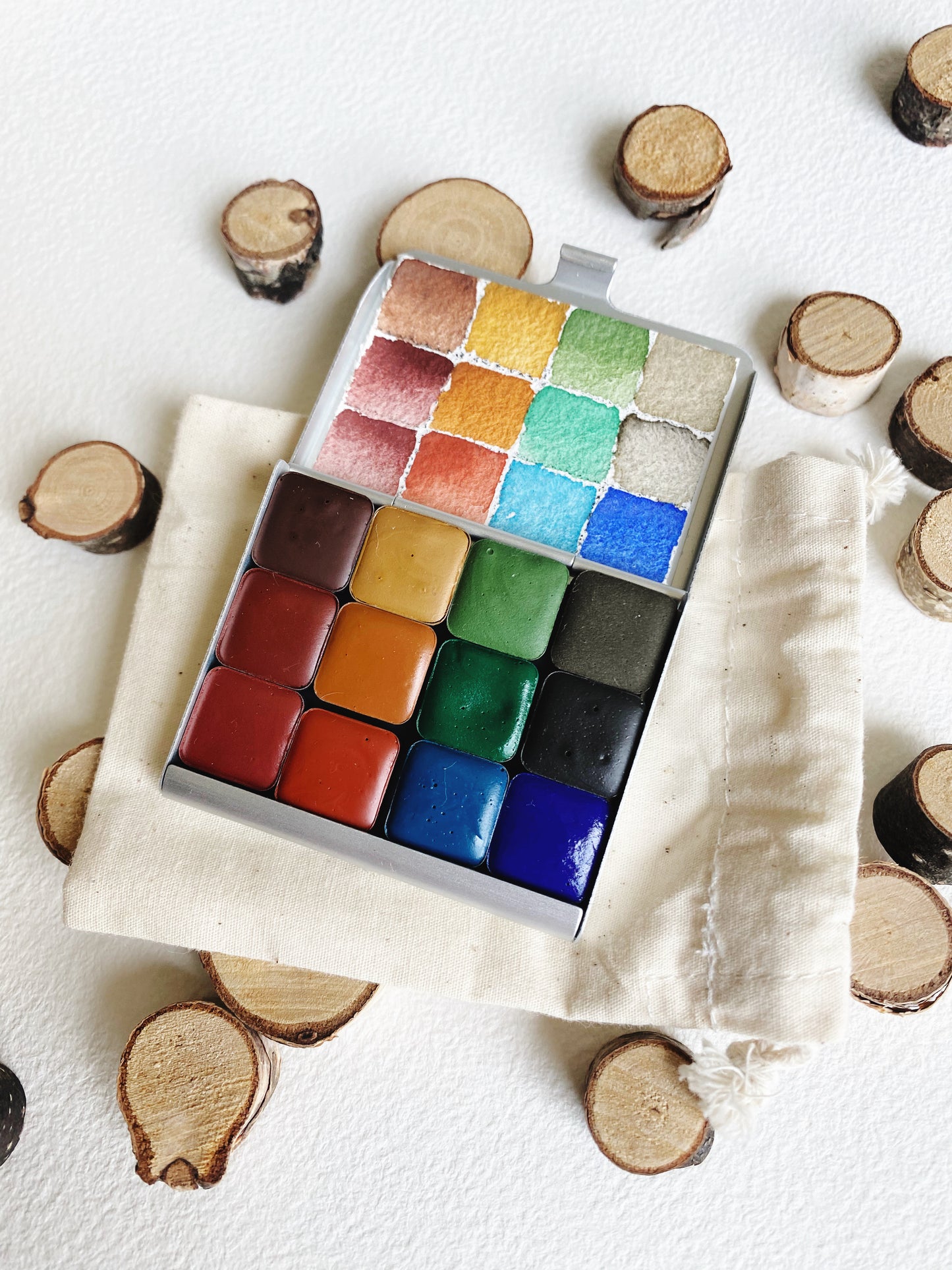 The French Mineral Collection - 12 Mini Pans & Mini Palette