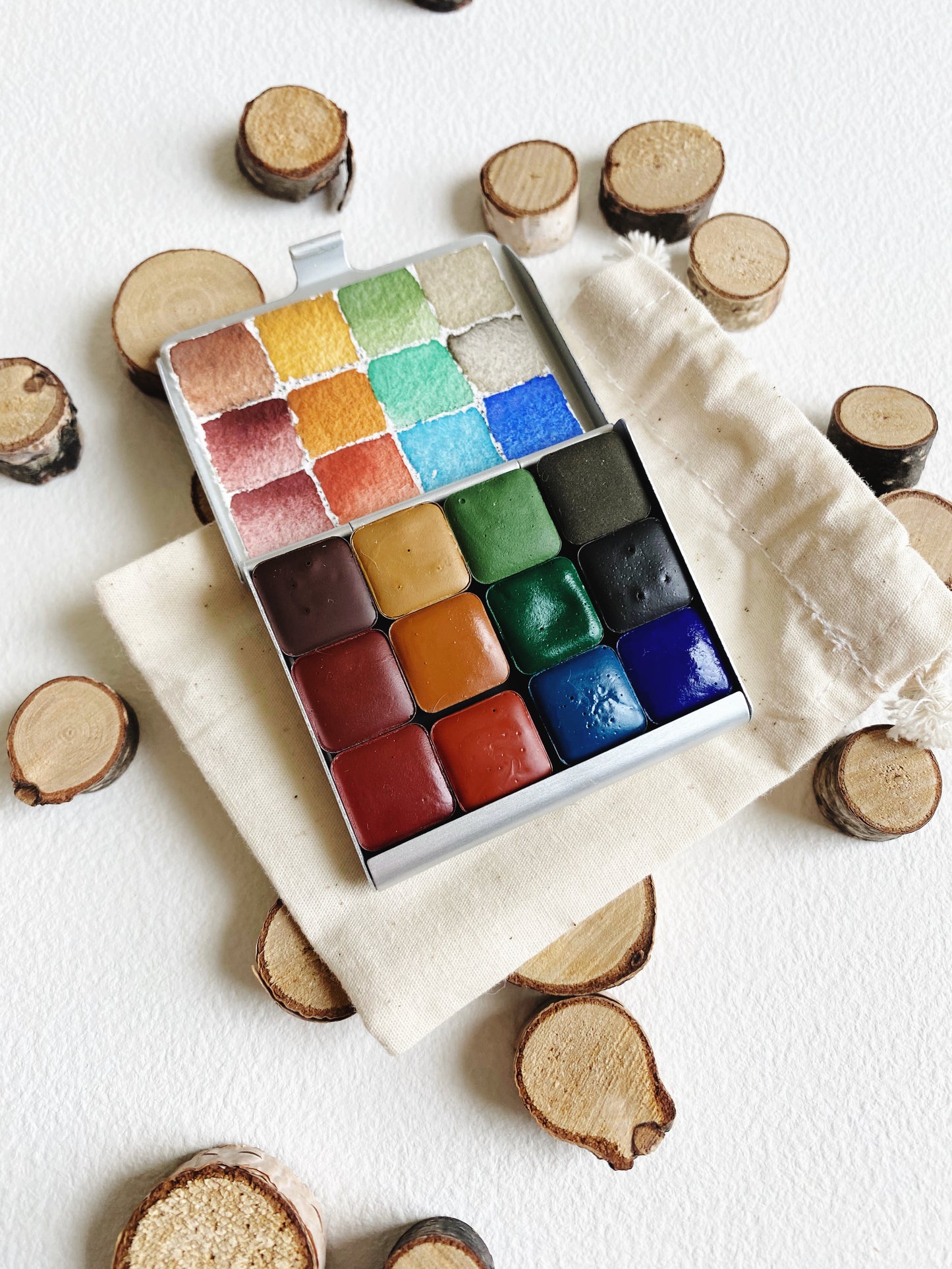 The French Mineral Collection - 12 Mini Pans & Mini Palette